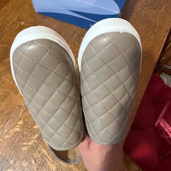 Mountain sole new in box slip on sneaker sz 10 - Picture 4 of 7